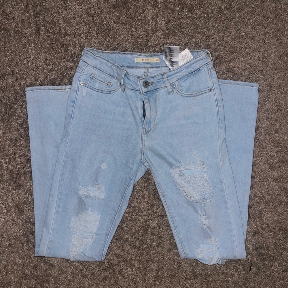 LEVI’S DISTRESSED LIGHTWASH SKINNY JEANS